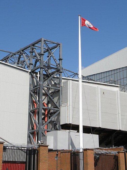 サッカー場の前の白い旗竿