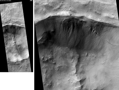HiRISE から見たジェッザ クレーター。北壁 (上部) には溝があります。暗い線は砂塵旋風の跡です。スケール バーの長さは 500 メートルです。