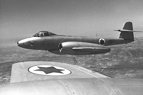 1954年7月、ラマト・ダビデ基地にて、第117飛行隊「ファースト・ジェット」所属の単座型グロスター・ミーティアF.8ジェット機が飛行中。