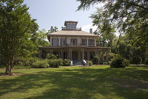 フェンダル・ホールは1856年から1860年にかけて建設されたイタリア様式の歴史的邸宅博物館で、アラバマ州歴史委員会が所有・運営している。1970年7月28日に国家歴史登録財に登録された。