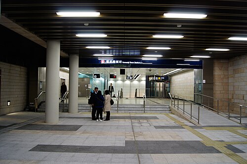 出口B