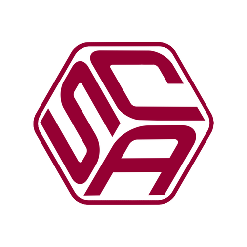 SCAのロゴは、立体的な箱の中に左右対称の文字が配置されており、深紅の色で統一性、平等、そして学生の闘争を象徴している。