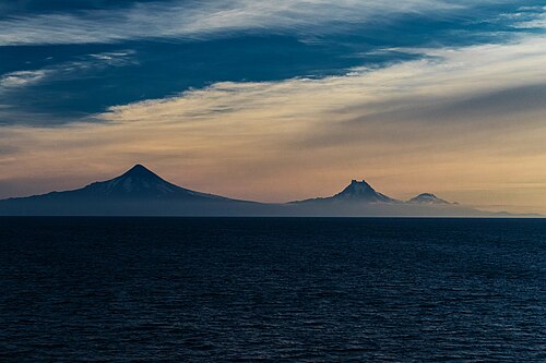 朝の光の中でウニマック峠から見たシシャルディン火山、イサノツキ火山、ラウンドトップ火山。