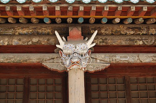 雲岡石窟の洞窟を守る建物の柱（斗拱）の頂上
