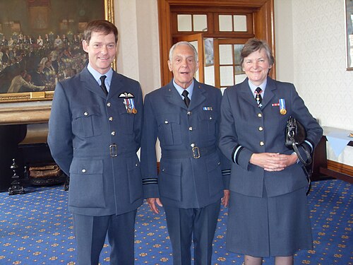 イギリス空軍の士官が第 1 制服を着用しています。