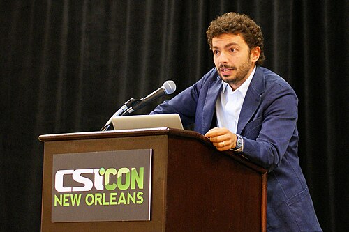 マッシモ・ポリドーロが、ニューオーリンズで開催されたCSICon 2011の「捜査官たち」パネルに参加。