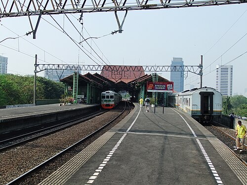 ガンビル駅は、インドネシアのジャカルタにある島式ホームの鉄道駅である。
