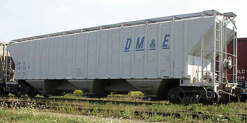DME 49328は、ダコタ・ミネソタ・アンド・イースタン鉄道が所有・運行する有蓋ホッパー車である。