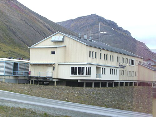 永久凍土地帯の高架上に建てられた建物。