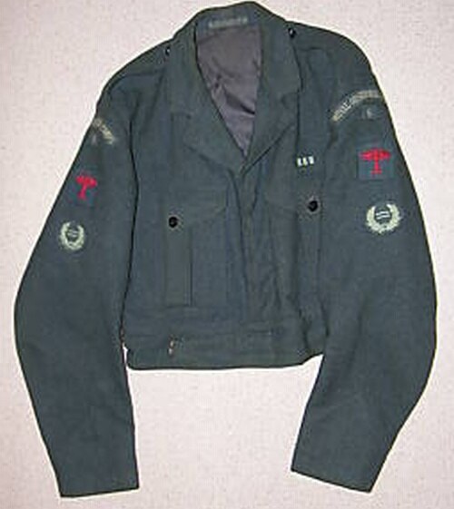 第2戦闘服ブラウス（1947年型RAFパターン）。勲章リボンバーとプラスチック製ビーコンライターボタン付き。袖：肩章、グループ番号、赤色の「スピットファイア」熟練度バッジ、および主任観測員バッジ。