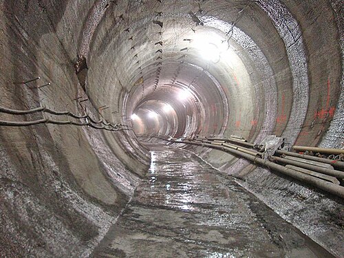 セカンドアベニュー地下鉄の一部として建設中の、インフラや線路のない新しく建設された円形の地下鉄トンネル。
