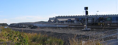 ニューサウスウェールズ州サンドゲート高架道路。2本の主要鉄道線が2本の専用石炭線路の上を通過する。