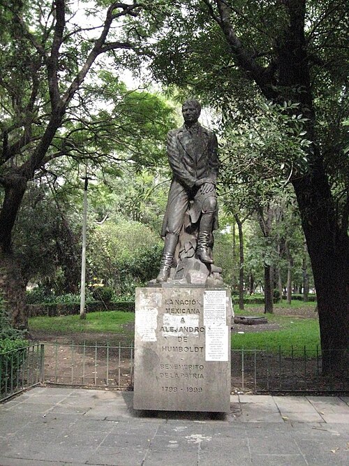 メキシコシティのアラメダ公園にあるフンボルトの像。スペイン領アメリカへの旅が始まってから200周年を記念して1999年に建てられた。