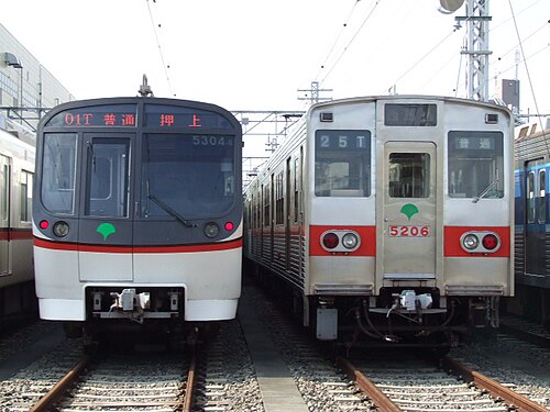 初期の東映5300系と古い東映5200系。5200系は2006年に引退した。