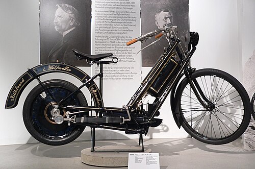 最初の量産バイクであるヒルデブランド＆ヴォルフミュラーはステップスルーフレームを採用していた。