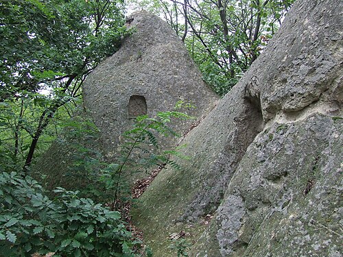 エゲルの東にある蜂の巣状の石
