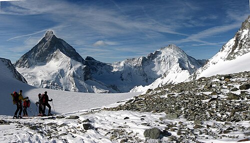マッターホルンとダン・デランの前で休憩するスキー登山家たち