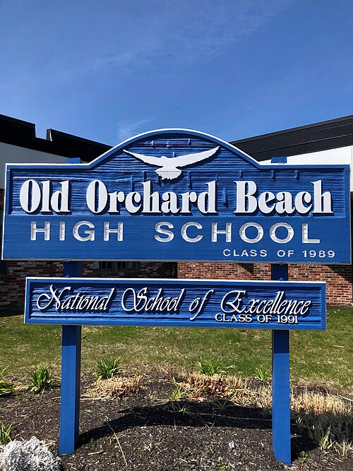 OOBHS の外観。青い看板には「OLD ORCHARD BEACH HIGH SCHOOL」と書かれている。