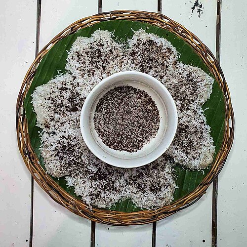 パリタウは、ガラポン、すりおろしたココナッツ、砂糖、煎りごまを混ぜて作られます。