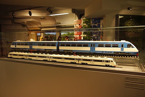 モスクワ鉄道博物館にある EM4 電気機関車と RA2 多連装ユニットのスケールモデル
