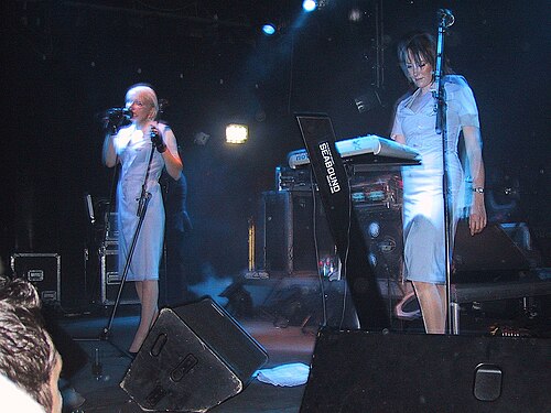 2005年9月17日、ドイツのKulturfabrik Krefeldでパフォーマンスするクライアント。左から：サラ・ブラックウッド、ケイト・ホームズ