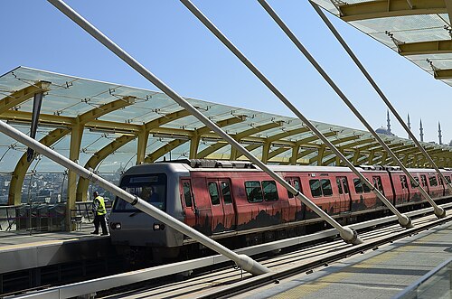 M2ゴールデンホーン地下鉄橋駅