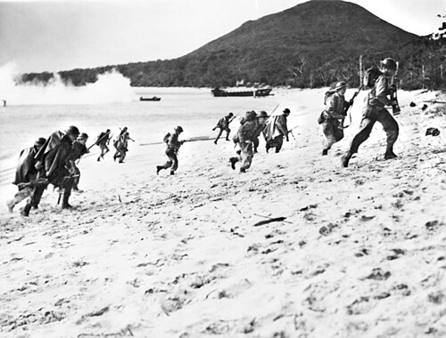 海から浜辺を駆け上がる兵士たち