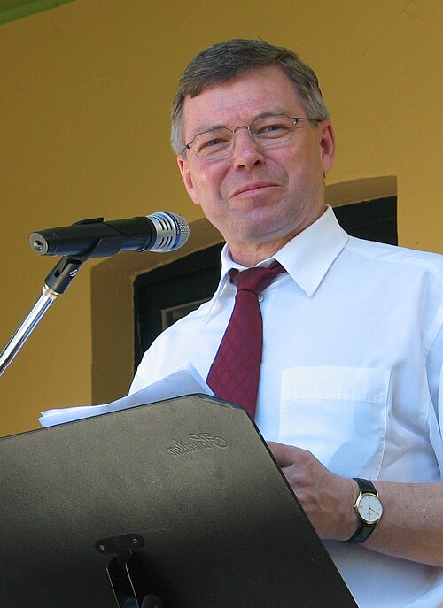 ノルウェーの元首相、シェル・マグネ・ボンデヴィク氏が議会制民主主義についての公開講演を行った。