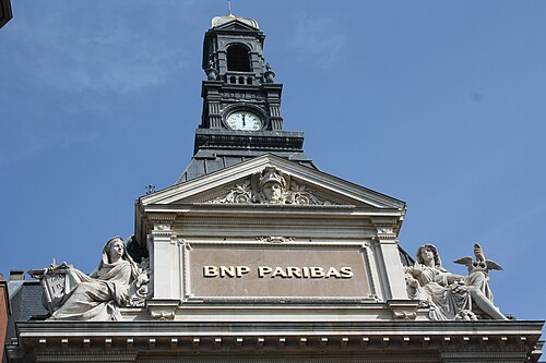 BNPパリバのブランド名。2000年以降、ベルジェール通りの正面ファサードの上部に設置された。