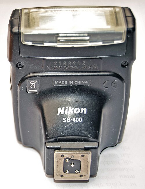 SB-400は垂直方向の角度調整のみ可能で、旋回はできません。