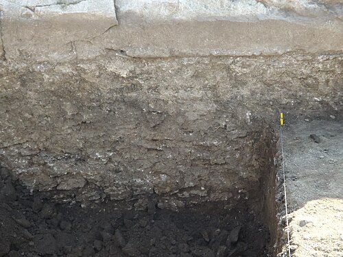 ウルピアナの溝は、先史時代からユスティニアヌス大帝の治世後までこの都市での生活が継続していたことを示しています。ユスティニアヌス時代の大理石の最上層に至るまで、何層も積み重なって築かれているのがわかります。