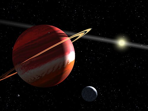 左側には、リングで囲まれた影付きの球状の赤い物体があり、中央下部には月を表す小さな三日月が描かれている。右側には、デブリ円盤を表す線で二分された発光体が描かれている。