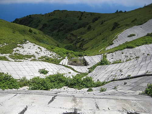 かつて島の主な水源であった旧集水域。