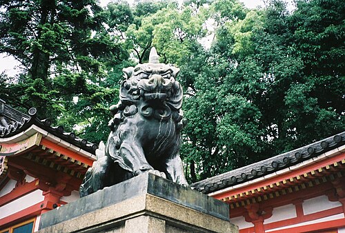 神社の外にある像。
