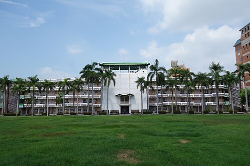 高雄市三信商業家政高等学校の波浪大樓（1964 年）、陳仁和（ジェンホー・チェン）が設計。