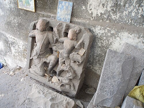 ワルケシュワールのバンガンガ タンク周辺の古代の彫像