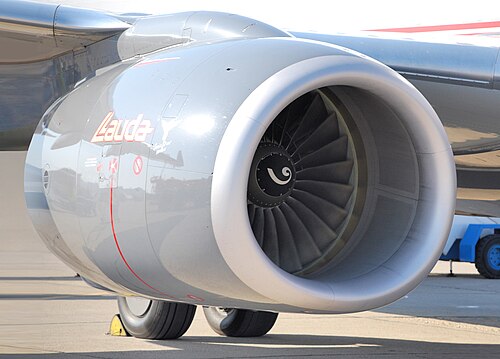 737次世代型は、エンジン内のファンを再設計したことにより、より丸みを帯びた吸気口を持つCFM56-7エンジンを搭載しています。