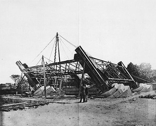1887年7月18日: 金属工事の建設開始