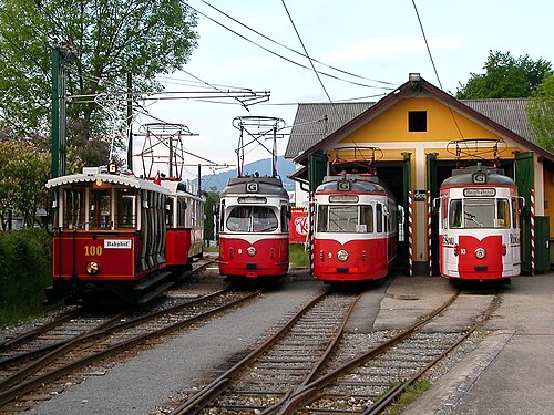 2 線の路面電車小屋の前にある 5 台の路面電車