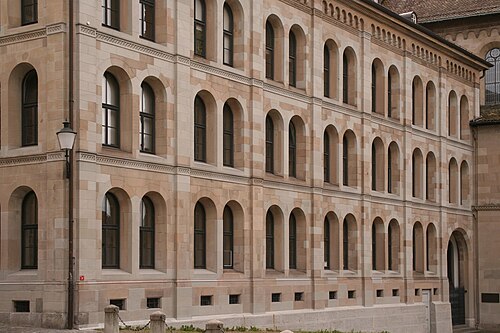現在はチューリッヒ大学神学部が入居している修道院建物の正面。
