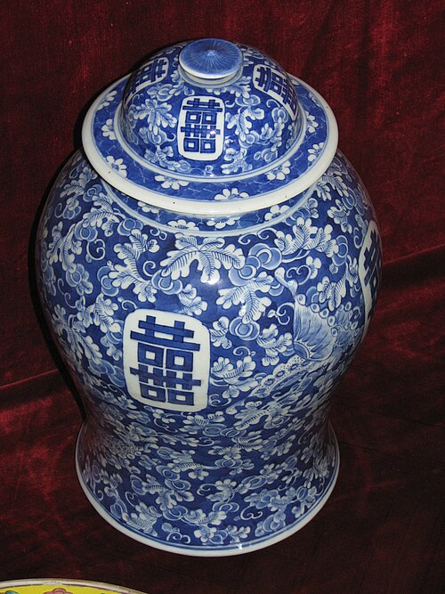 清朝時代の陶器の花瓶に二重幸福の文字が刻まれている
