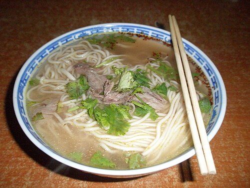 蘭州牛肉麺（澄んだスープと手打ち麺）