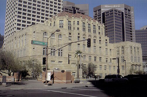 1928年に建てられたマリコパ郡裁判所。この裁判所では、悪名高きウィニー・ルース・ジャッド（通称「トランク殺人犯」）の裁判が行われた。エルネスト・ミランダの逮捕後、この裁判所で歴史的な「ミランダ権利」が確立された。ジャッドとミランダは共に6階にある留置所に収監された。国家歴史登録財に登録されている。