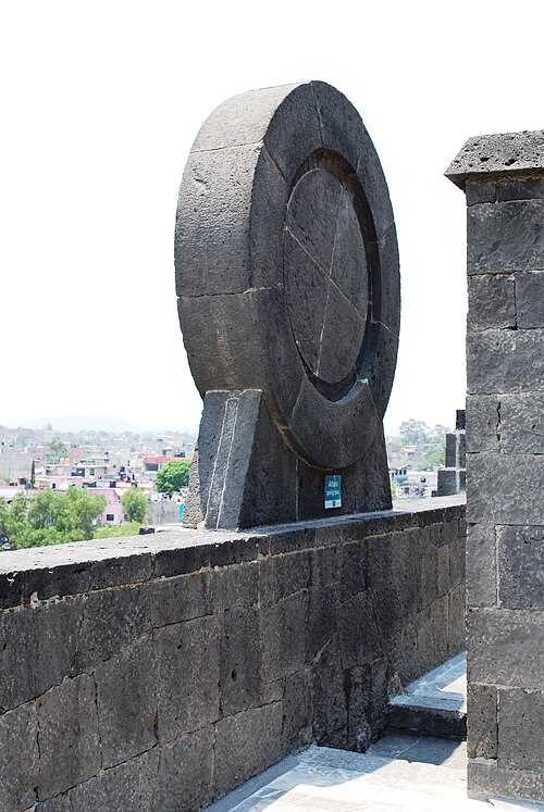 博物館の建物にある太陽の円盤