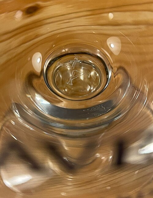 アヴェルボーデビールのグラスに刻印されたロゴのクローズアップ（写真2）