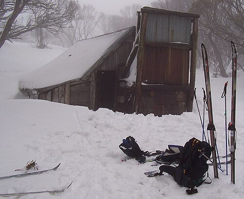 ウォレス小屋、ボゴン高原