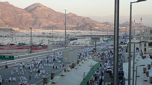 メッカ郊外にあるミナの野営地。イスラム教徒の巡礼者たちがハッジ（大巡礼）のために集まる場所。右側に見えるのはアル＝ハイフ・モスク。
