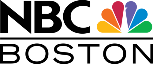 線の上にNBCの文字とNBCの孔雀、線の下にBostonの文字