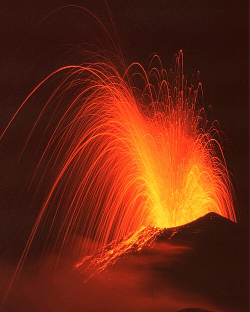 パカヤ火山のストロンボリ式噴火（1992年）。