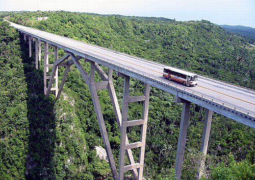 キューバで最も高いバクナヤグア橋 (es)